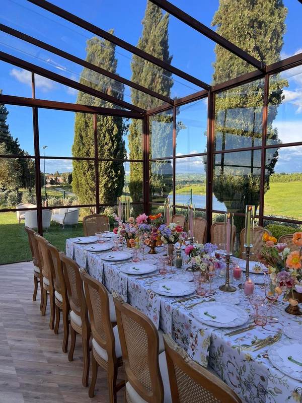 Elegant table setting with flowers