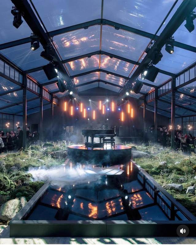 Atmospheric fog and pendant lights with piano